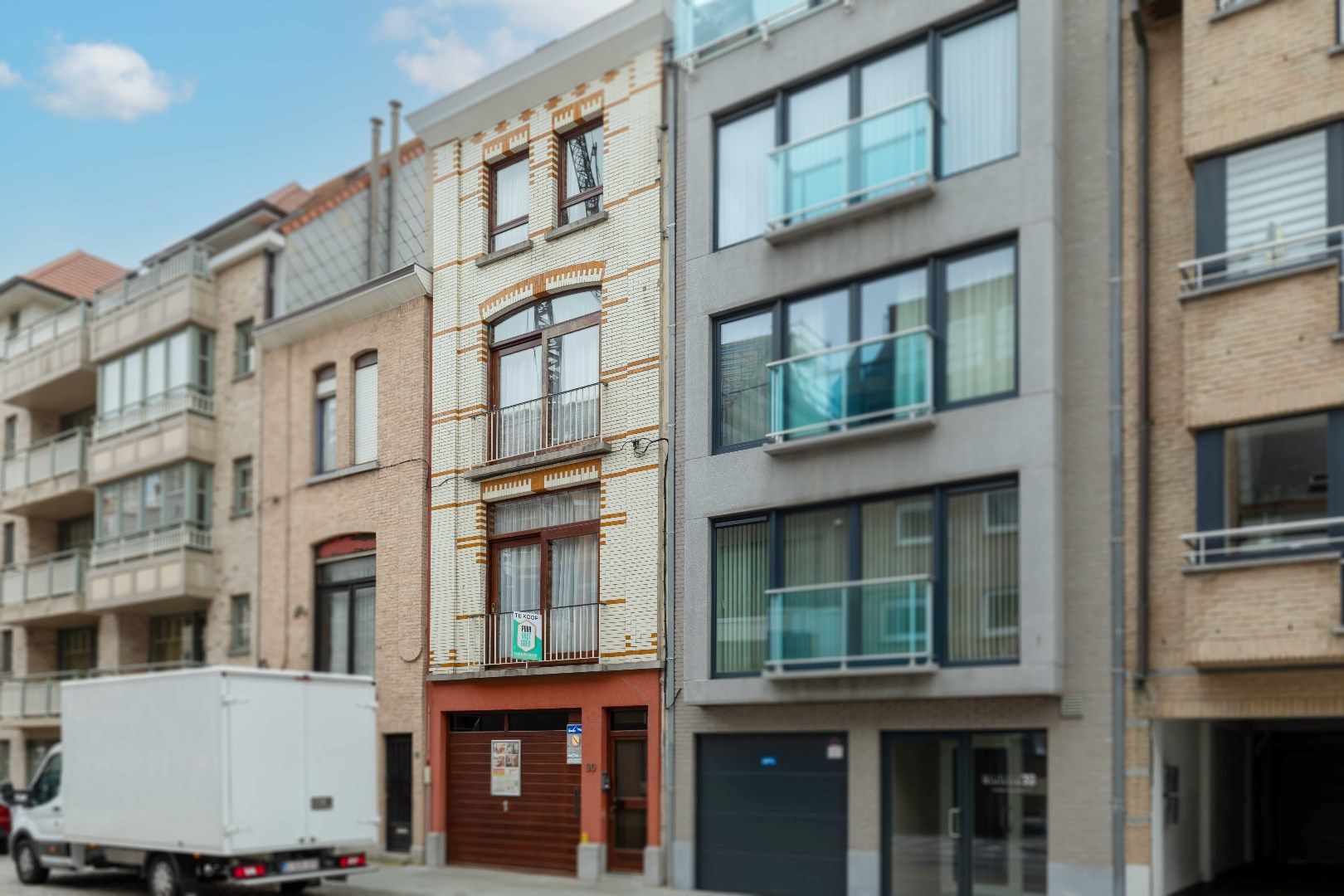 Ruime, praktische woning met grote garage, praktijk en 5 slaapkamers! foto {{pictureIndex}}