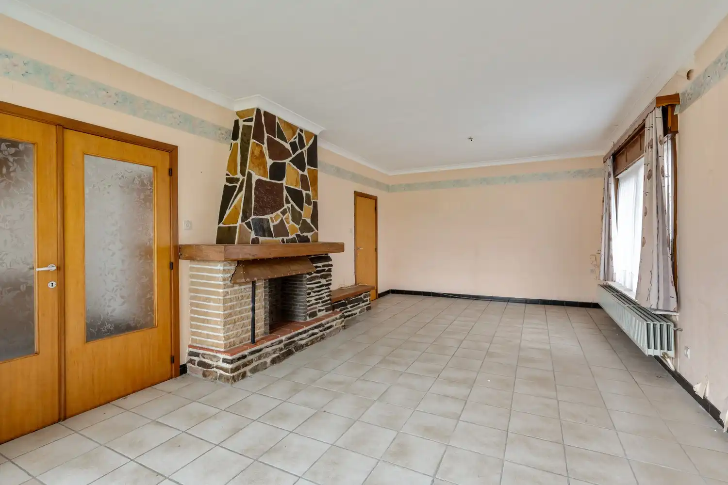 Te renoveren woning met loodsen op rustige locatie! foto 3