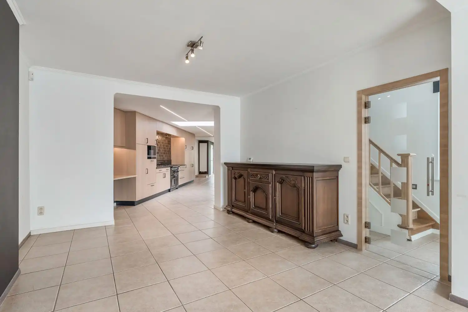 Instapklare, gerenoveerde halfopen bebouwing met 3 slaapkamers op ruim perceel in Sint-Truiden foto 6