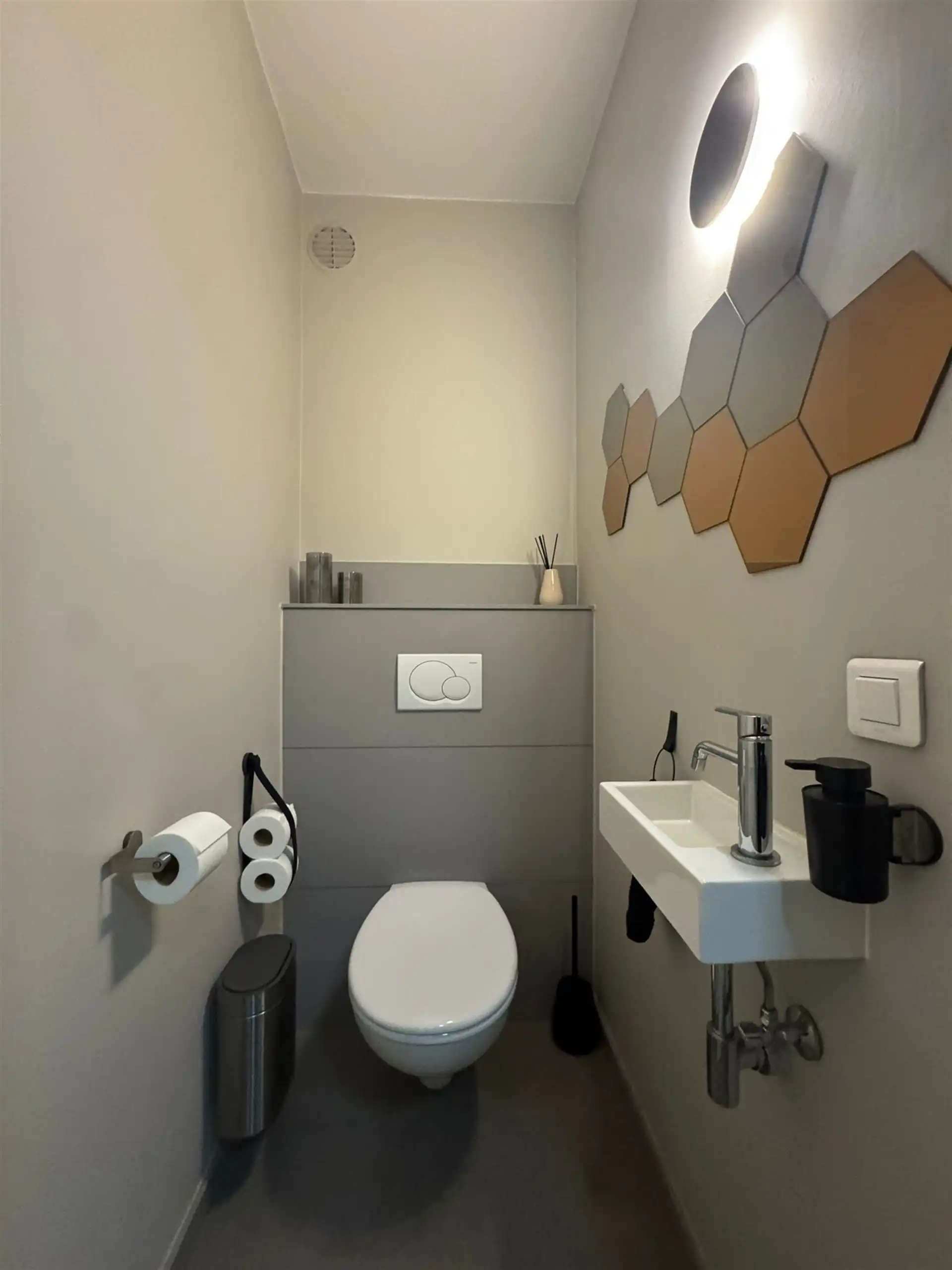 Bemeubeld appartement met 2 slaapkamers en garage foto 15