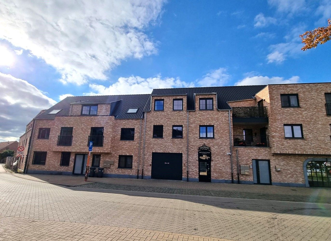 Ruim dakappartement van 95m² met zonnig, groot terras, kelderberging en parkeerplaats ondergronds. foto {{pictureIndex}}