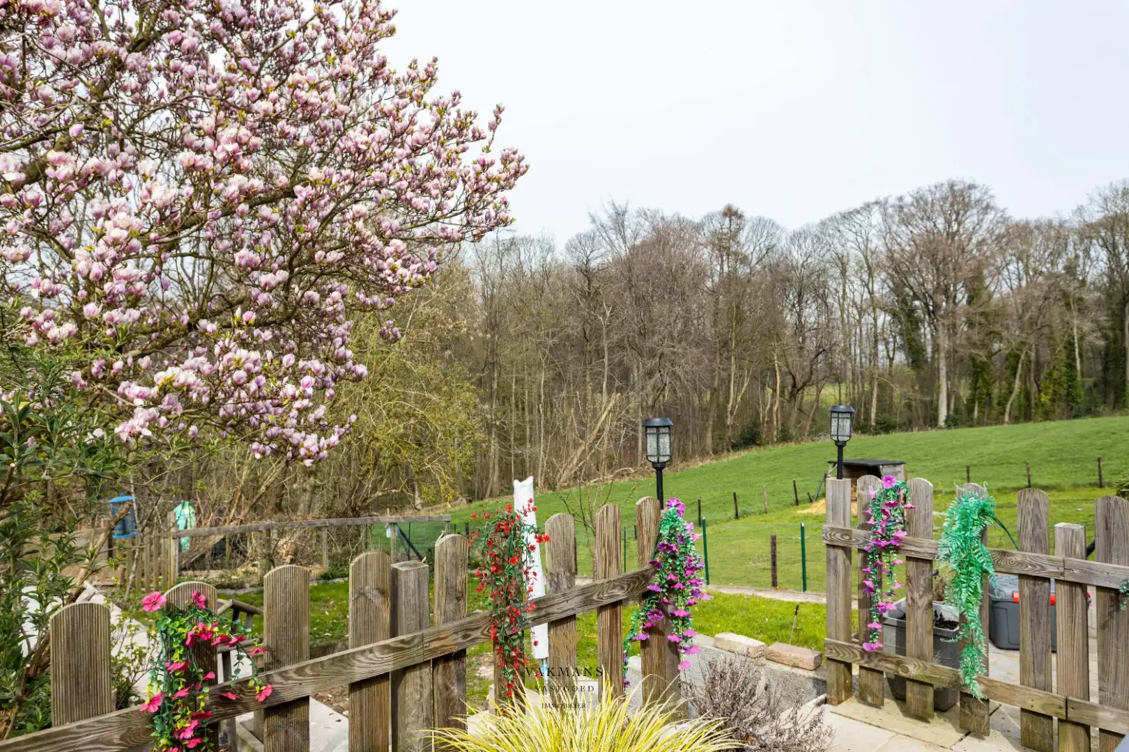 Ruime alleenstaande woning met garage in heuvelachtige omgeving foto 40