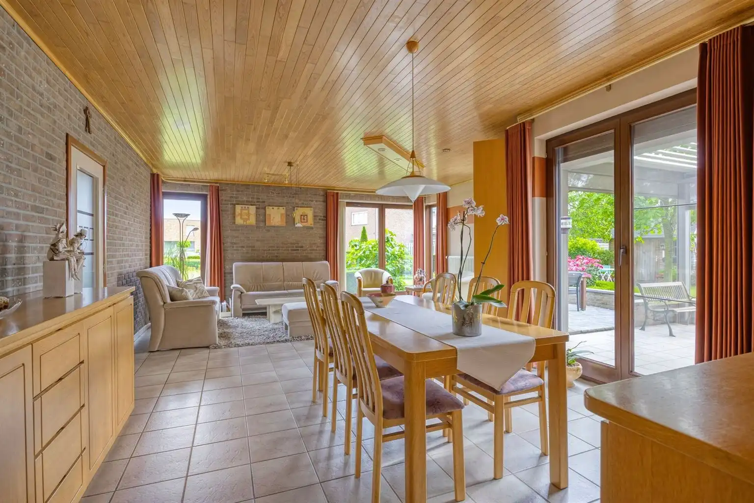 Toffe, vrijstaande split-level woning met 4 slaapkamers, inpandige garage, prachtig aangelegde tuin en zonnepanelen, rustig gelegen in het landelijke Ophoven.  foto 3