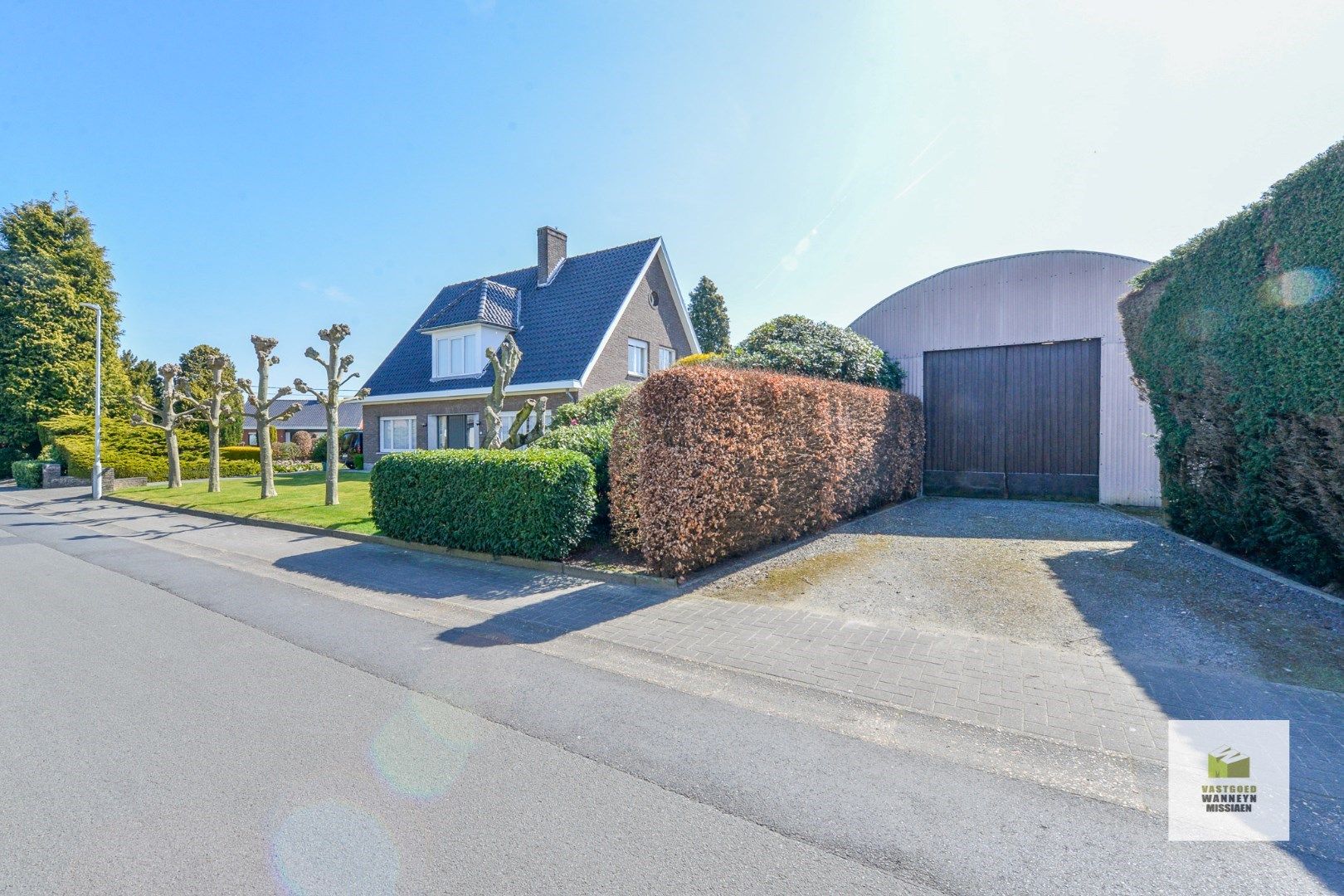 Hoofdfoto van de publicatie: Ruime te renoveren villa met 4 slaapkamers en loods op 1696m2 te centrum Wingene