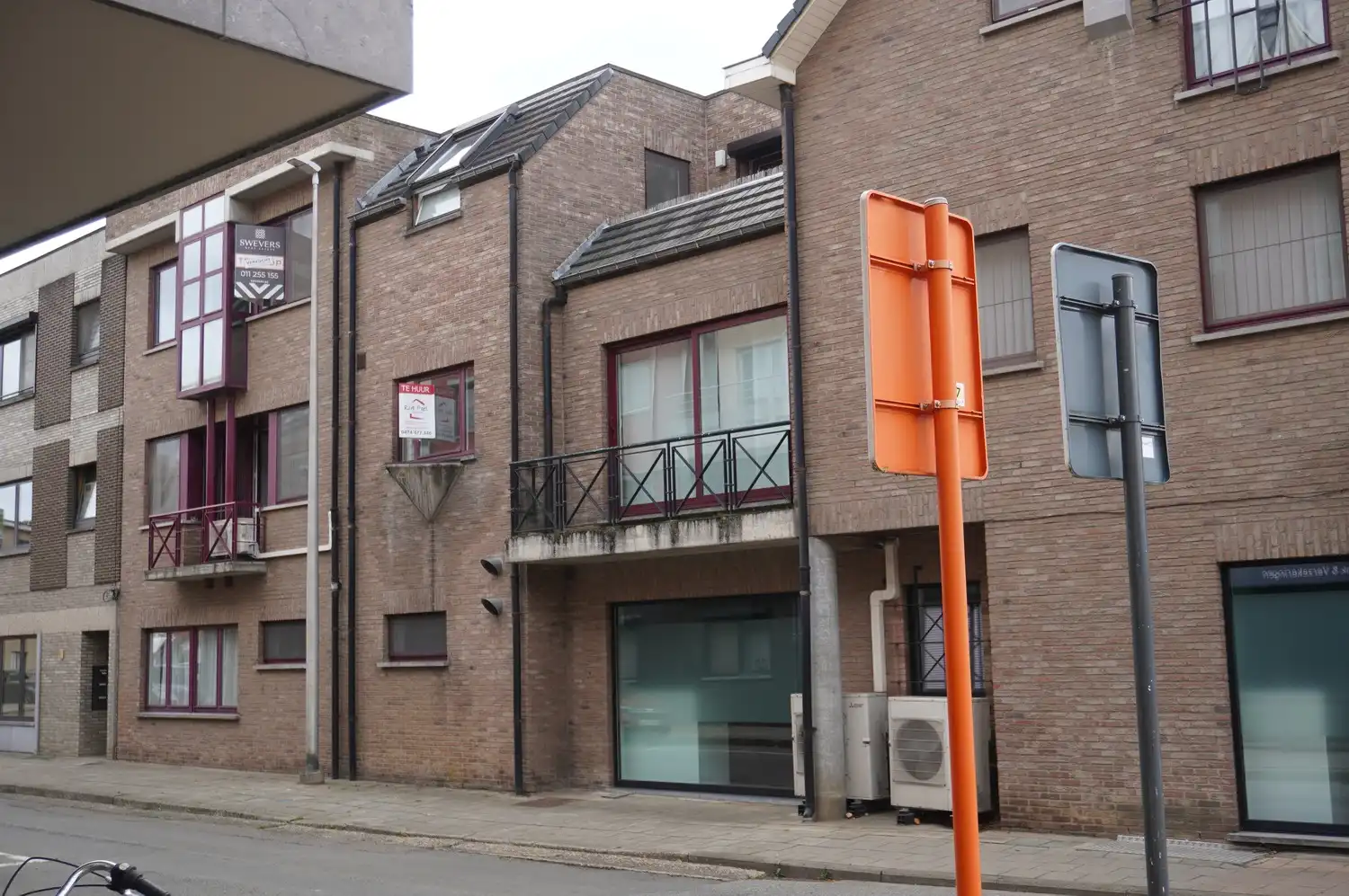 Ruim en centraal gelegen appartement van 94 m² met lift, terras, balkon en ondergrondse garage. foto {{pictureIndex}}