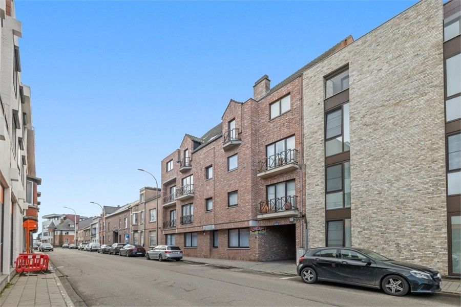 RUIM GELIJKVLOERS APPARTEMENT MET 3 SLKS EN EEN STAANPLAATS OP WANDELAFSTAND VAN HET CENTRUM VAN SINT-TRUIDEN foto 2