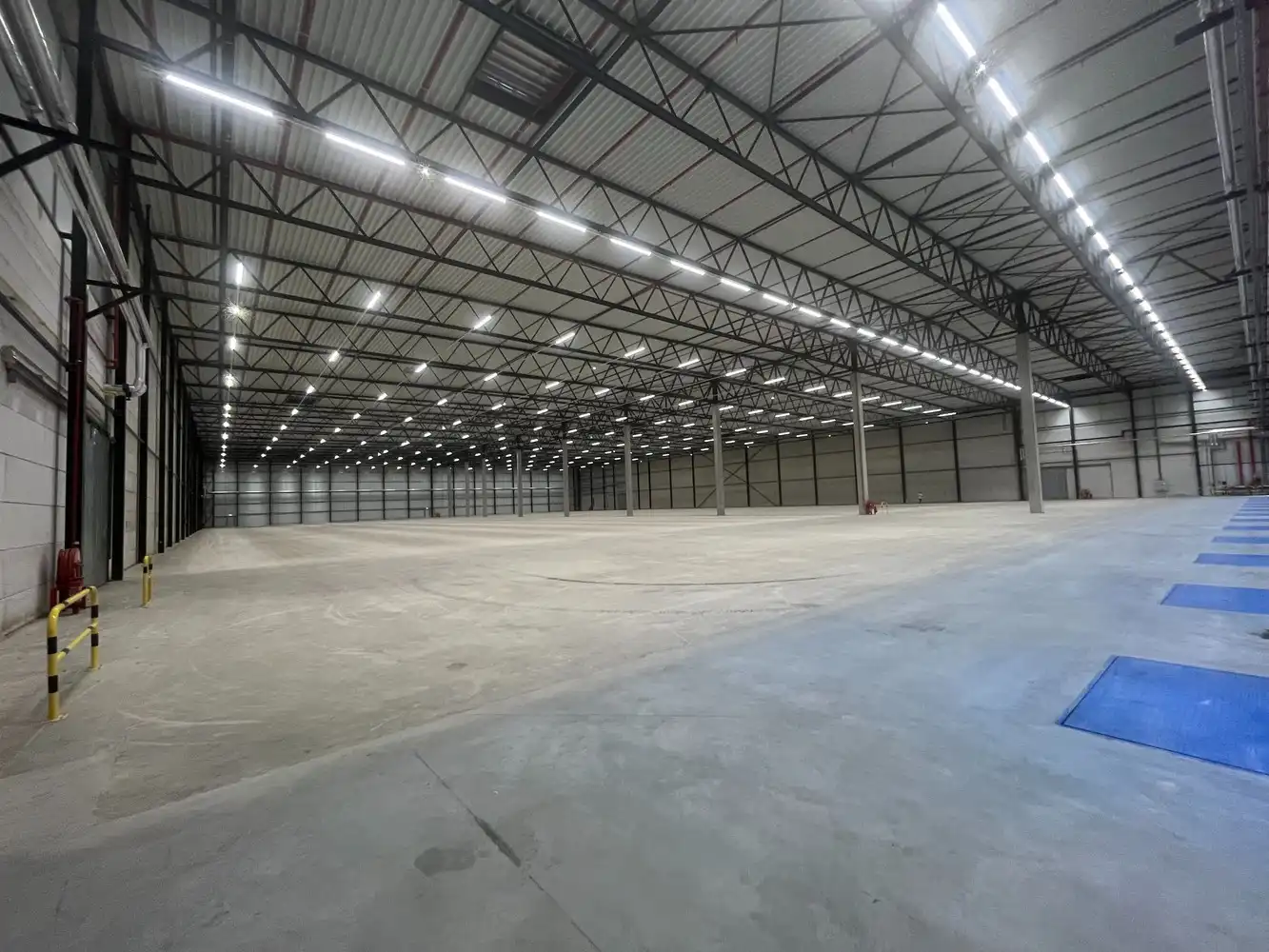 12.205m² logistiek magazijn met kantoren foto 3