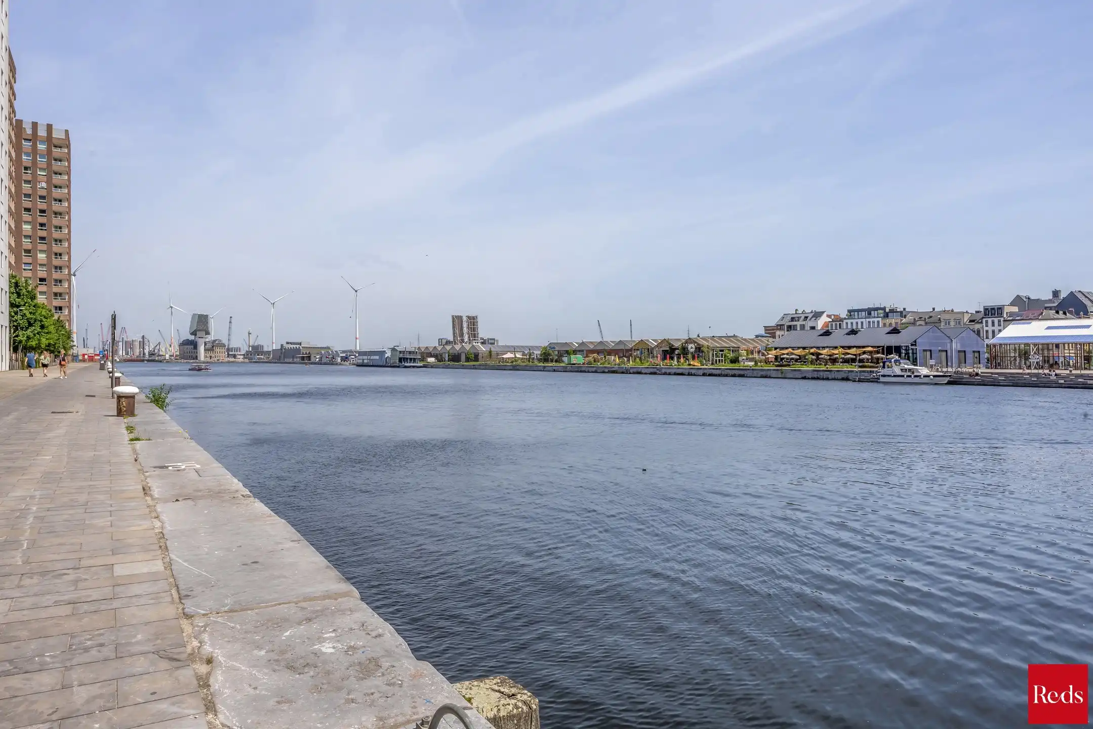 Stijlvol appartement met terras aan het Eilandje foto 4
