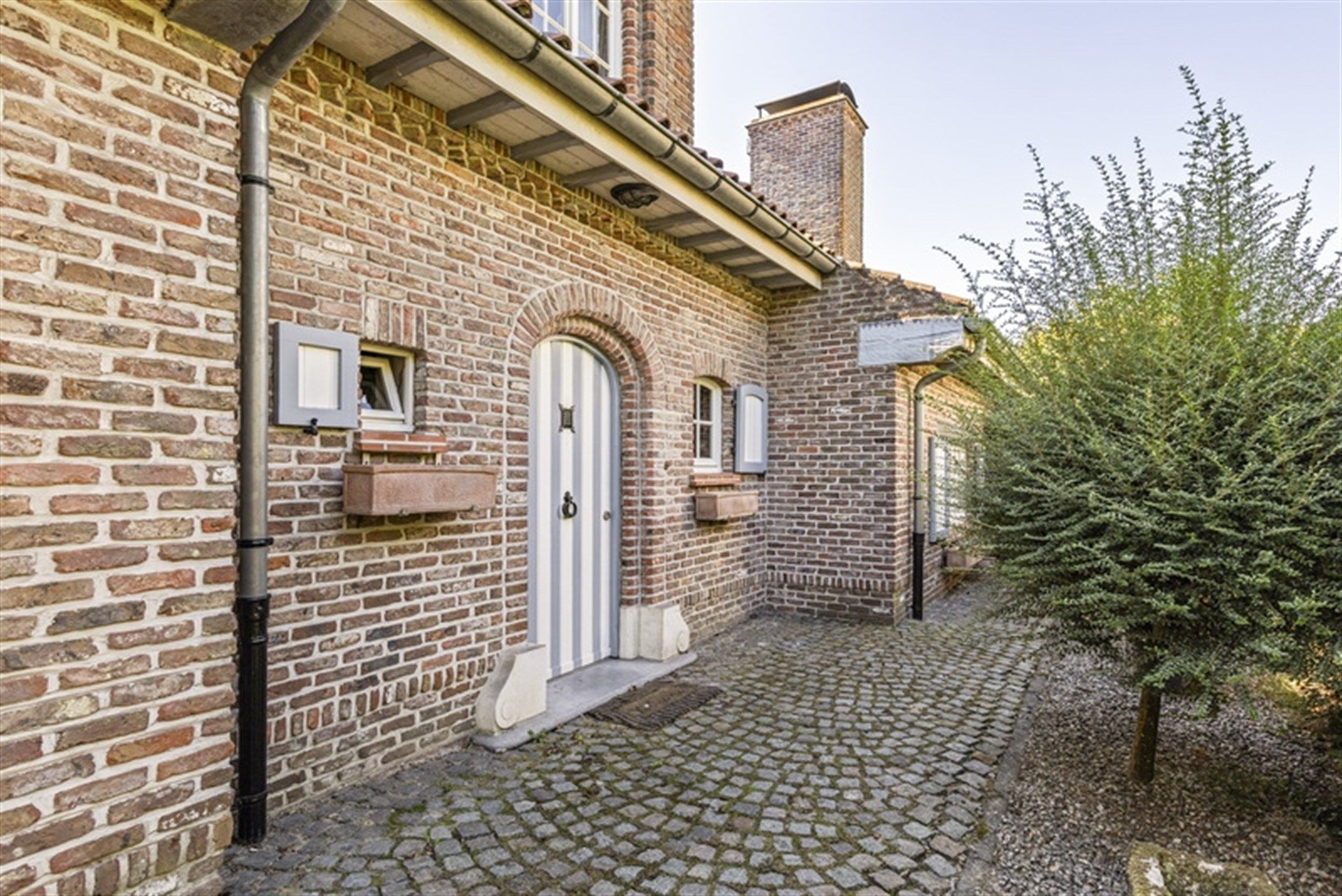 Elegante villa op toplocatie met dubbele garage foto 3