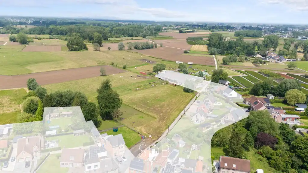 Bouwgrond met gezinstuin en aanpalend grasland op 7.640m² foto {{pictureIndex}}