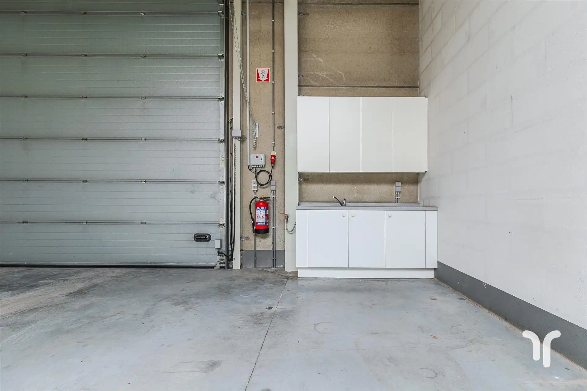 Dit kantoor met opslagruimte is gelegen in de industriezone te Hooglede vlakbij het centrum van Roeselare. foto 7