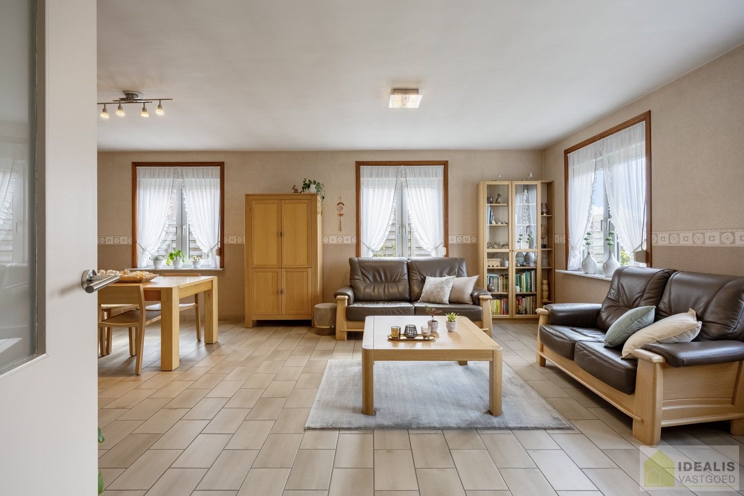 KNAPPE EN INSTAPKLARE WONING MET 4 SLAAPKAMERS, INPANDIGE ÉN VRIJSTAANDE GARAGE, HEERLIJK TERRAS OMGEVEN DOOR EEN PRACHTIGE TUIN foto 6