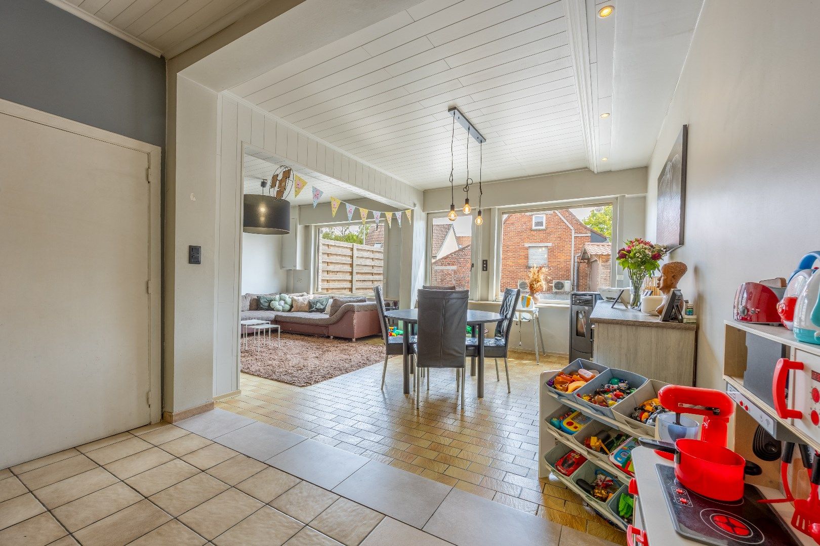 Verder op te knappen woning op 1.218 m² grond foto 6