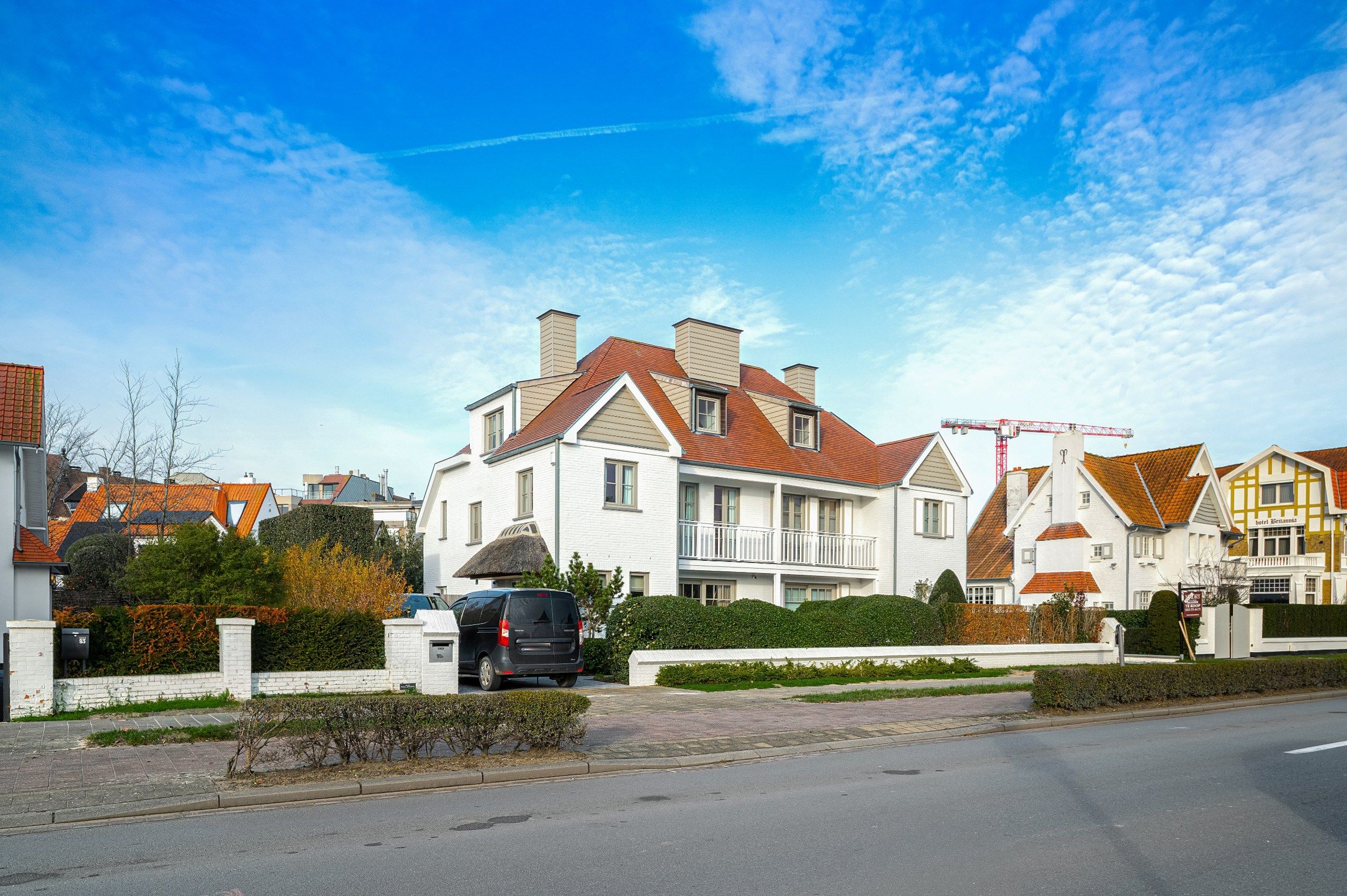 Luxueus afwerkte koppelvilla op wandelafstand van het Albertplein en de Lippenslaan foto {{pictureIndex}}