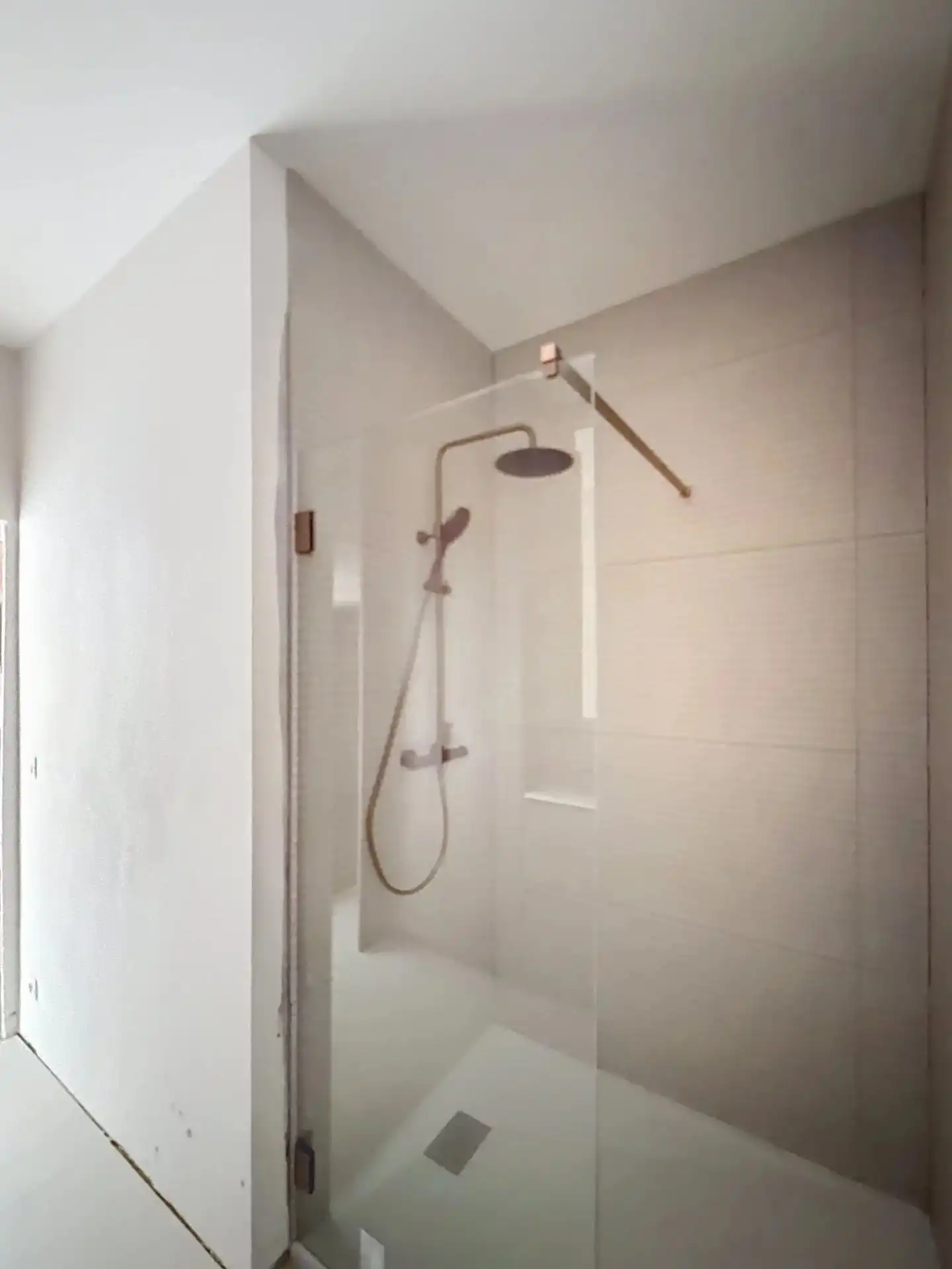 Luxueus en modern afgewerkt gelijkvloers appartement met tuin, 1 slaapkamer en 2 staanplaatsen. foto 18