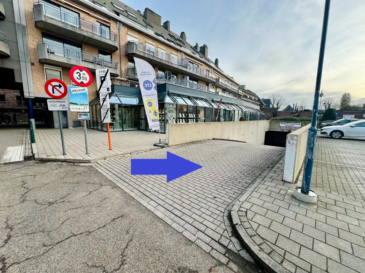 Ruime garage voor 3 auto's of 2 auto's en opslag op topligging foto 4