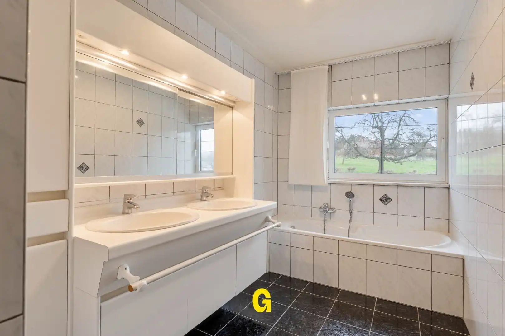 Knappe halfopen woning met zuidwest gerichte tuin met zwembad, rustig gelegen te Kleine Spouwen foto 19