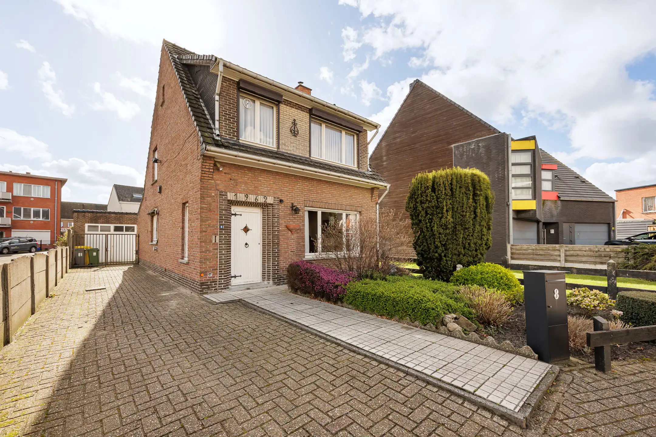 Hoofdfoto van de publicatie: Te renoveren woning op  gunstig gelegen Z-perceel van 523 m²