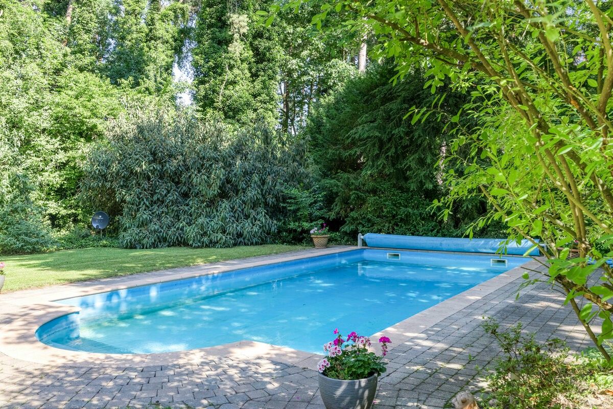 Exclusieve, royale villa in prestigieuze villawijk te Maasmechelen foto 36