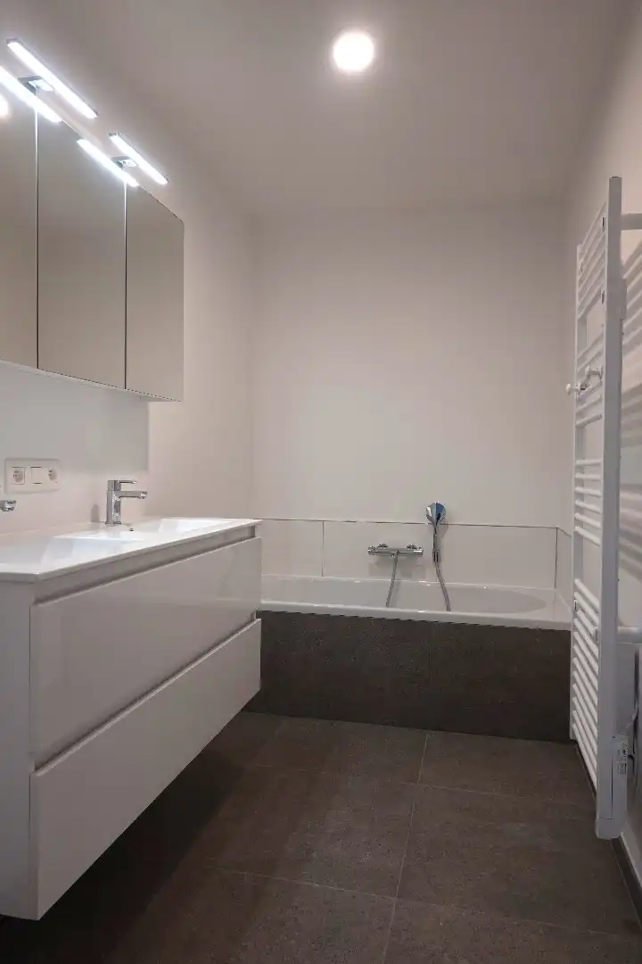 Prachtig 3-slaapkamerappartement met staanplaats in het voormalige gemeentehuis van Vleteren foto 4