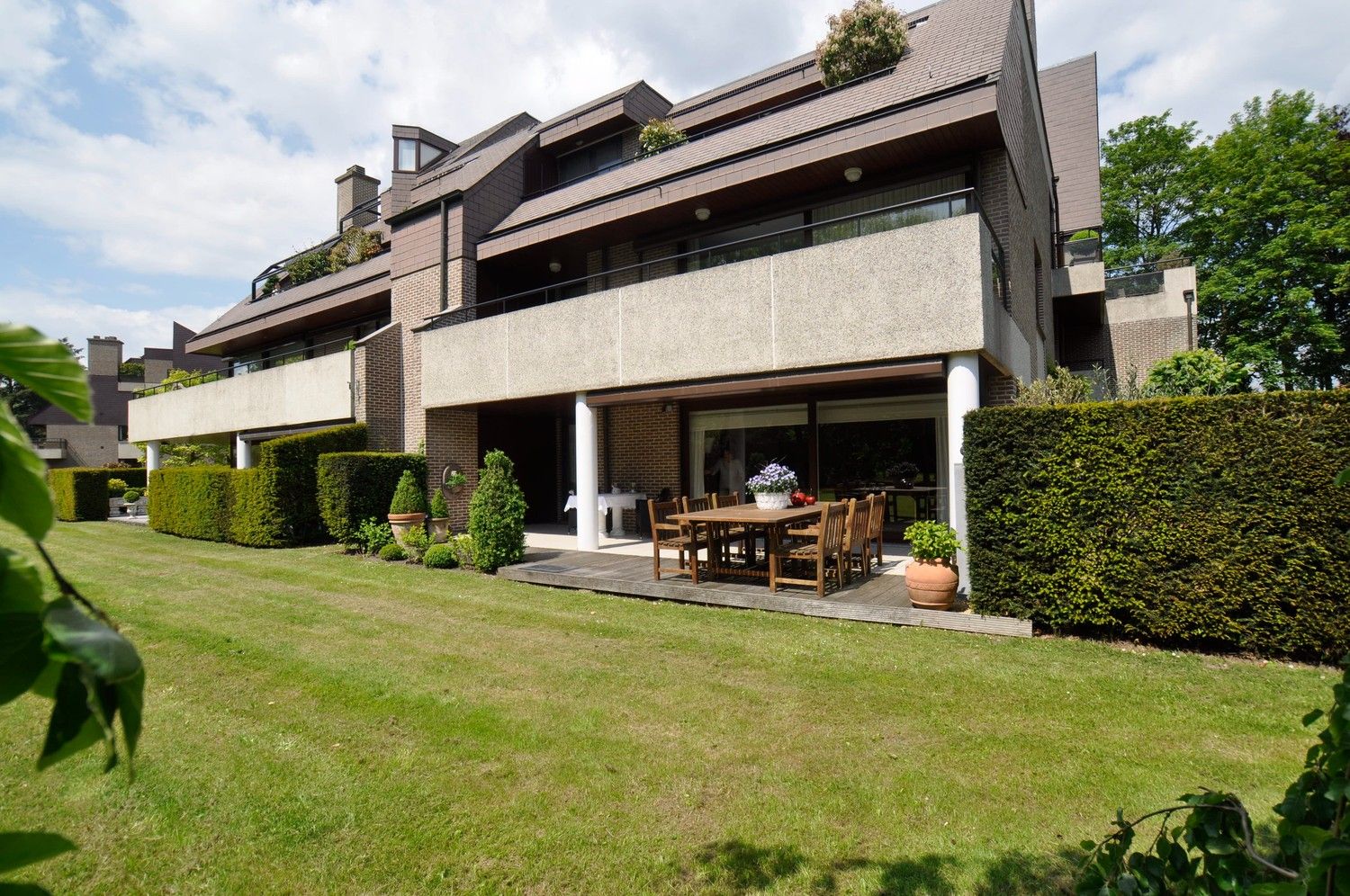 Exclusief, gelijkvloers villa-appartement van 275 m² met 4 slaapkamers, op unieke locatie in Parkdomein Petersheim, nabij het centrum van Lanaken foto 2