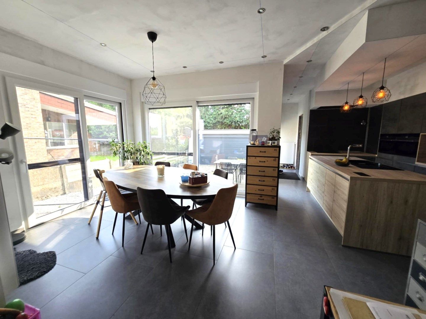 Ruime, nog licht af te werken woning gelegen te Eppegem. foto 5