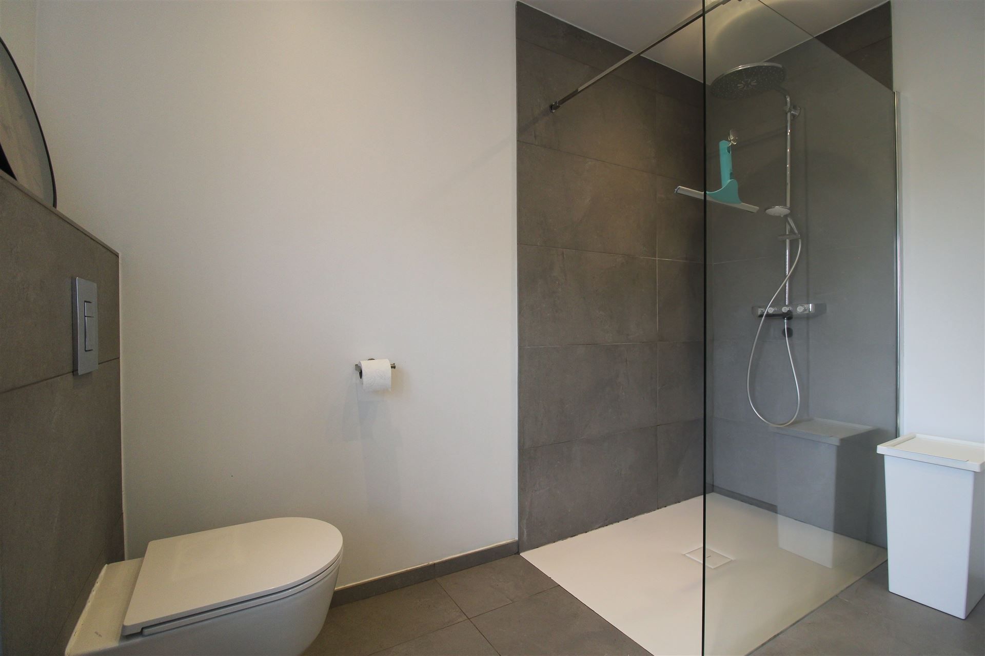 Instapklare, volledig gerenoveerde gezinswoning met 3 slaapkamers, ruime leefkeuken, zonnige omheinde tuin op 5a71ca, zonnepanelen, airco en EPC B, ideaal gelegen nabij scholen, winkels en het centrum van Maasmechelen! foto 15