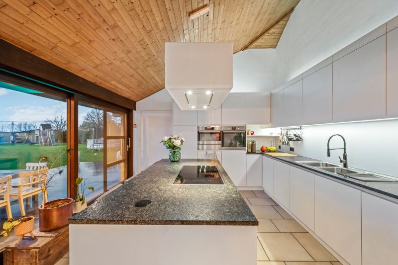 Staden-Roeselare. Landelijke charmante half open bebouwing op een perceel van 1018m2 met diepe tuin, 5 slaapkamers, garage en carport en loods van 40m2. foto 2