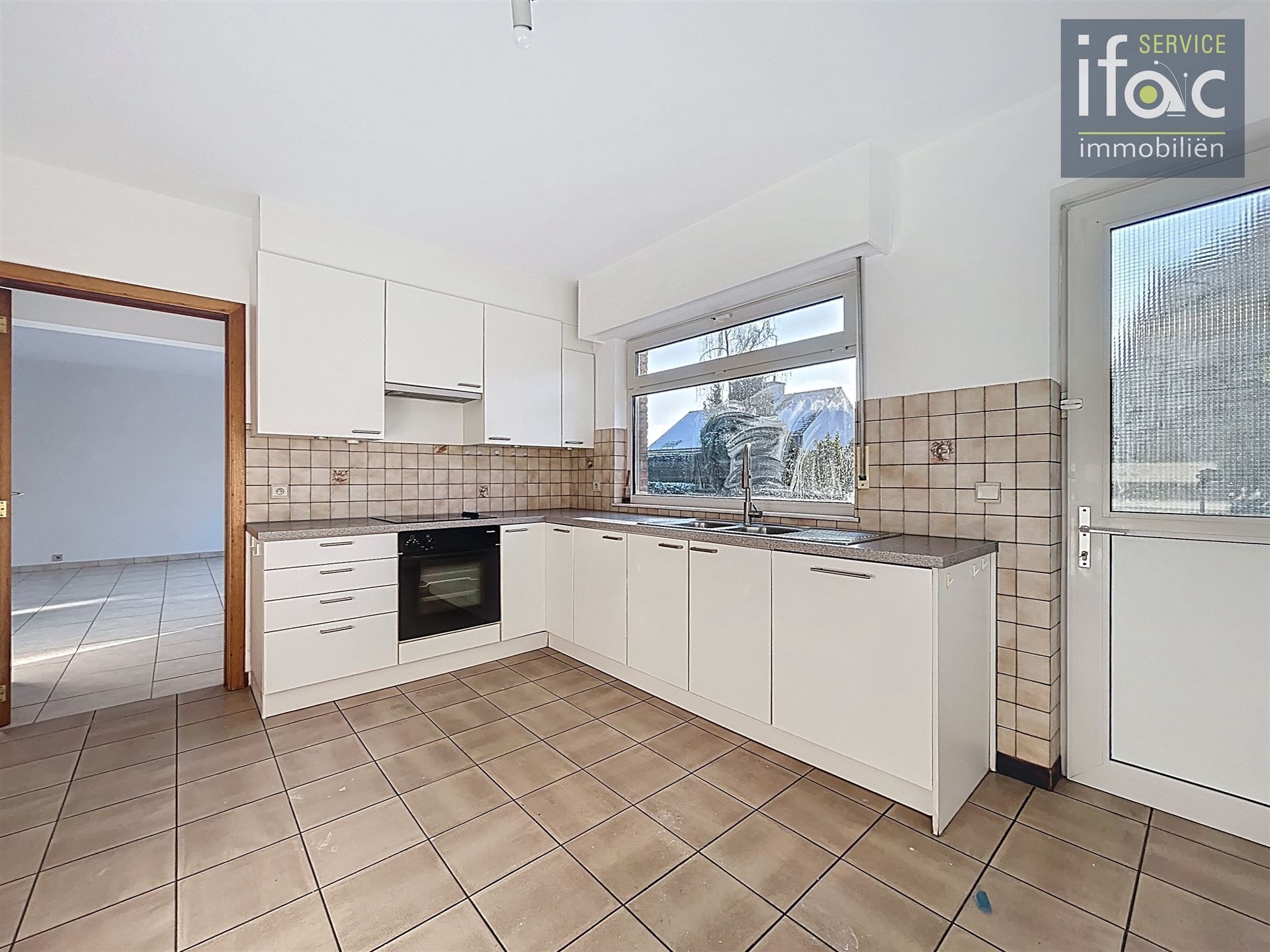 Villa met 5 slaapkamers, 2 badkamers op uitstekende locatie foto 4