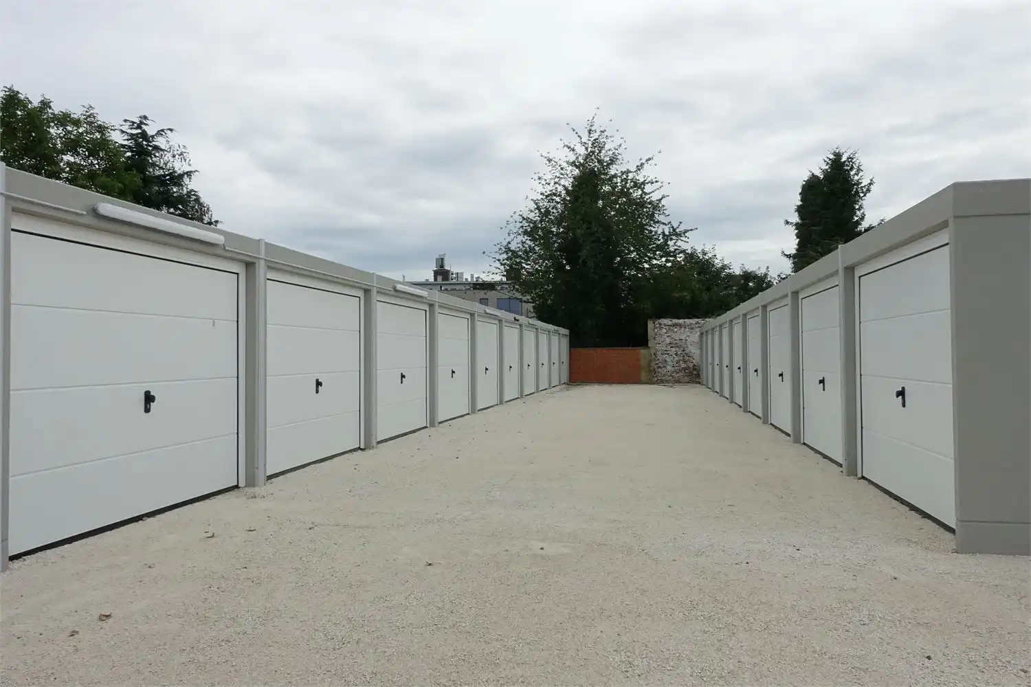 Te huur: Garageboxen te Sint-Rochus.(16m2) foto {{pictureIndex}}