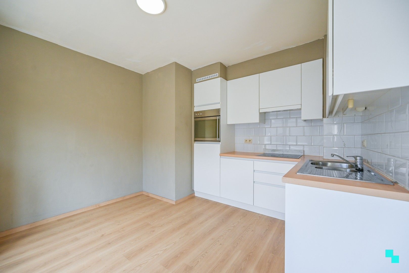 Tweeslaapkamerappartement nabij centrum Oostrozebeke foto 6