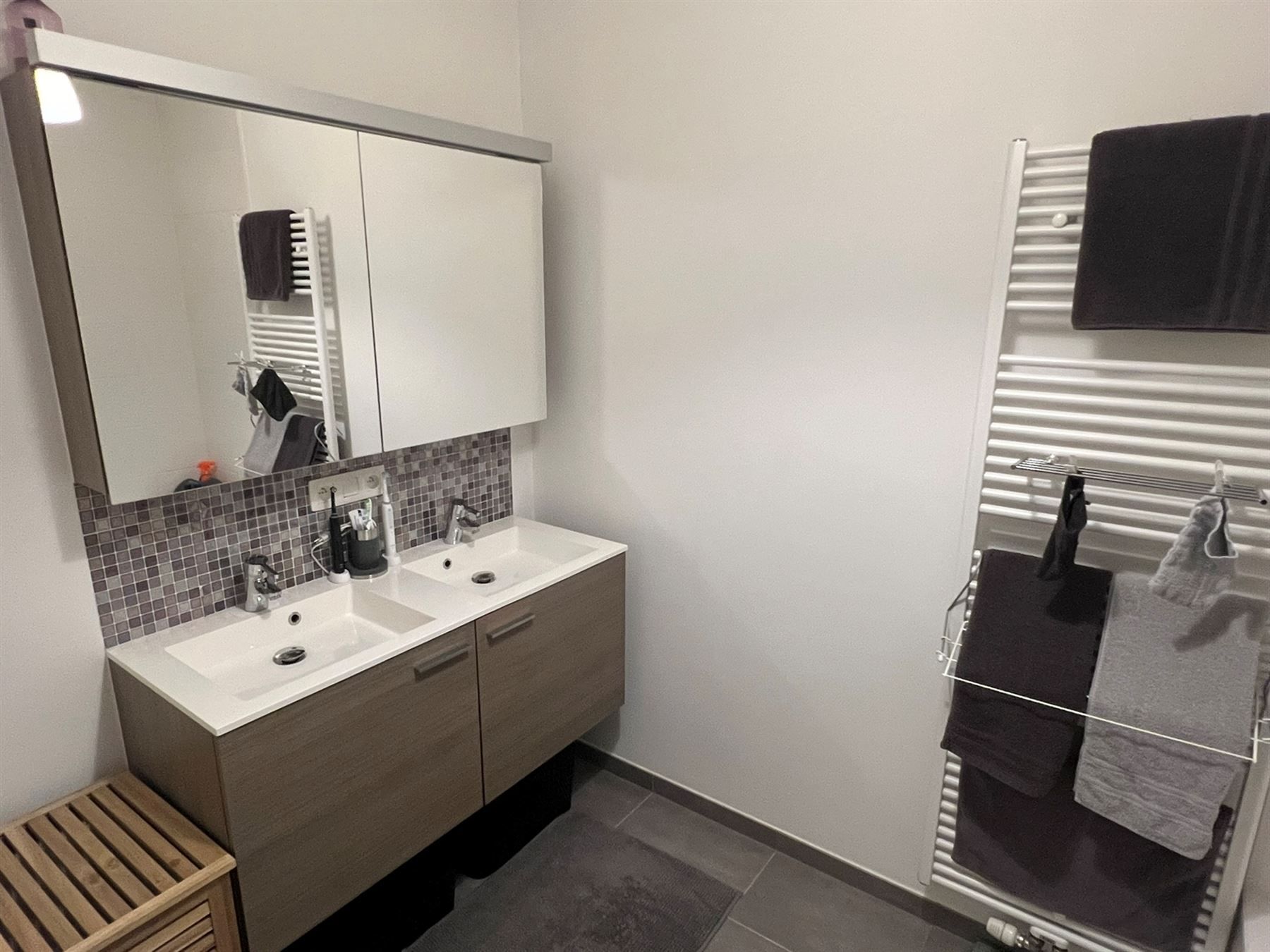 Comfortabel wonen met zicht op groen : 2 slaapkamers, terras en garage inbegrepen foto 4