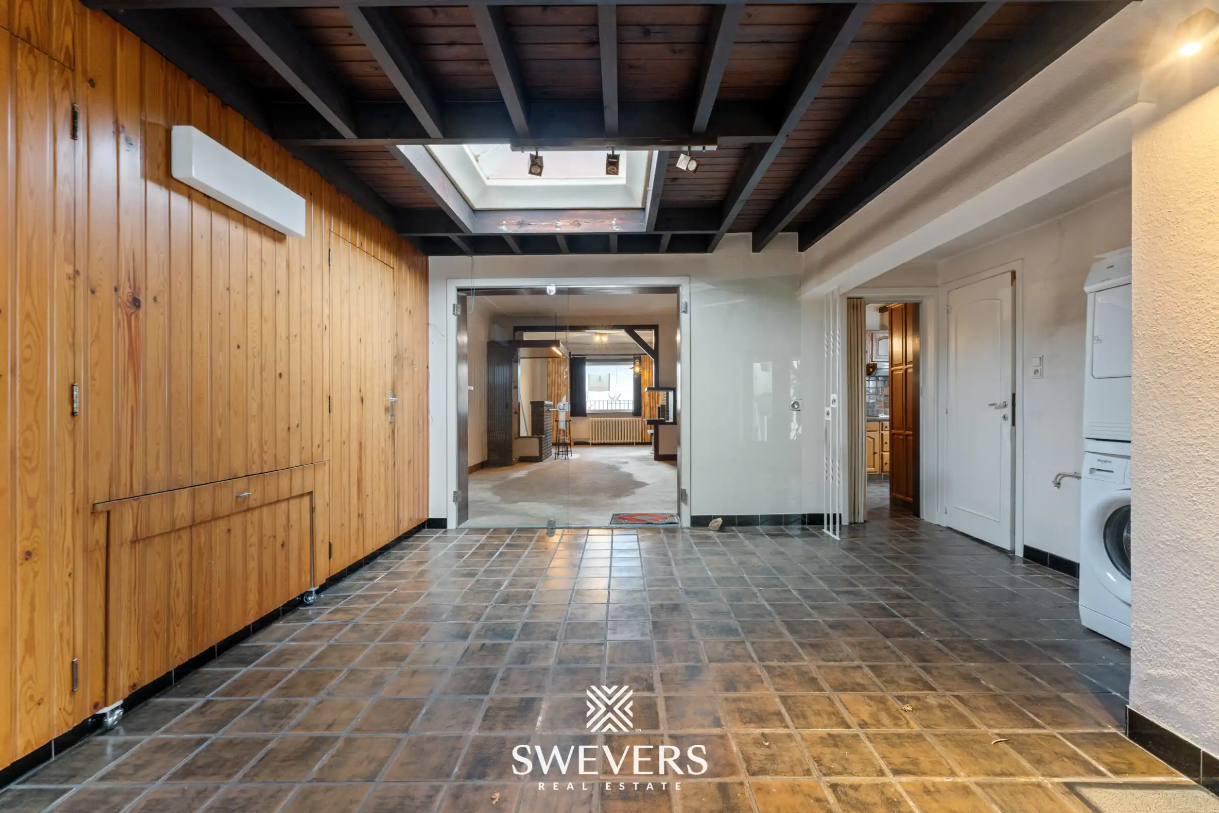 Ruime gezinswoning met multifunctionele loods op commerciële toplocatie foto 13