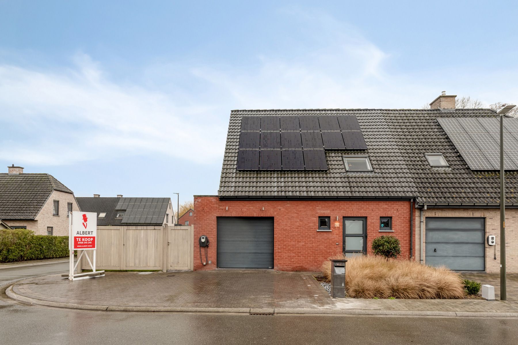 Instapklare woning met 3 slaapkamers en garage  foto {{pictureIndex}}