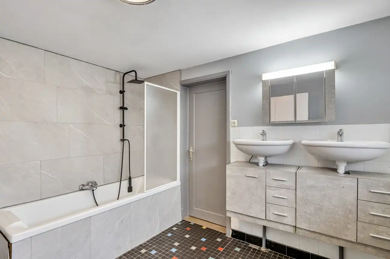 Charmante gesloten (kangoeroe)woning met heel wat potentieel op een gegeerde locatie in Oostakker! foto 8