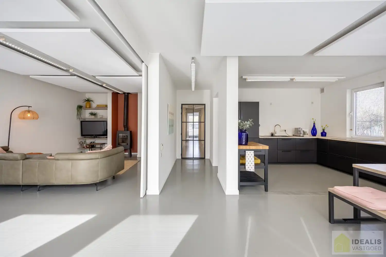 STATIG, STRAK EN UITERST RUIM COMPLEX MET HOOGSTAANDE AFWERKING EN OOG VOOR DETAIL. MOMENTEEL VOORZIEN VAN 3 SLAAPKAMERS, RIANTE LEEFRUIMTES ÉN UNIEKE LANDSCAPE KANTOORRUIMTES OP RESIDENTIËLE DOCH GUNSTIGE LOCATIE!! Dit exclusieve complex omvat maar liefst +-400m² netto bewoonbare oppervlakte! Kenmerkend aan dit statige pand is de unieke voorgevel die bezet is met keramische kunst van Pieter Stockmans. Gelegen op een residentiële locatie in een rustige woonstraat doch op enkele minuten van het centrum van Genk! foto 16