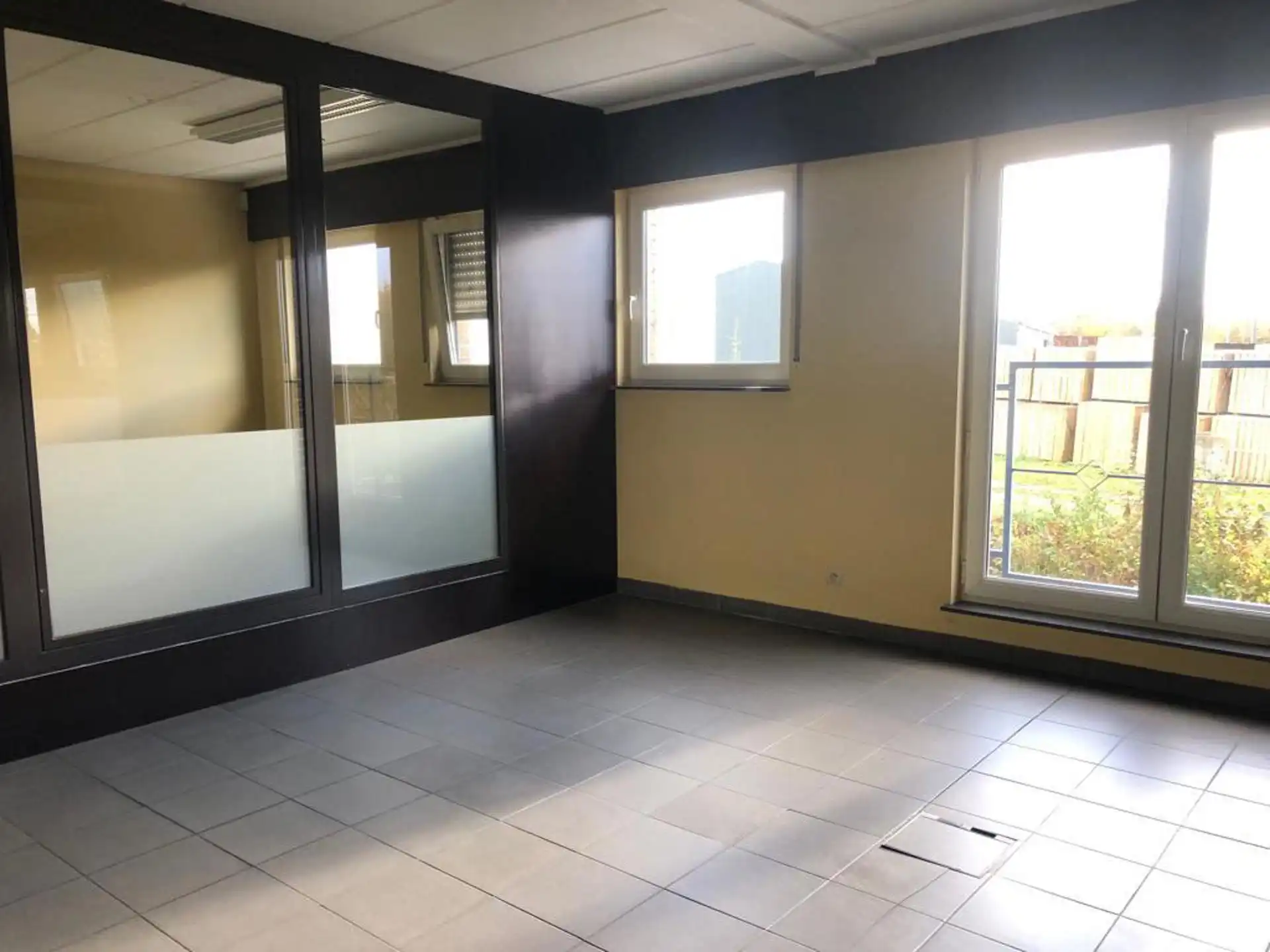 Magazijn met kantoor te Lint foto 12