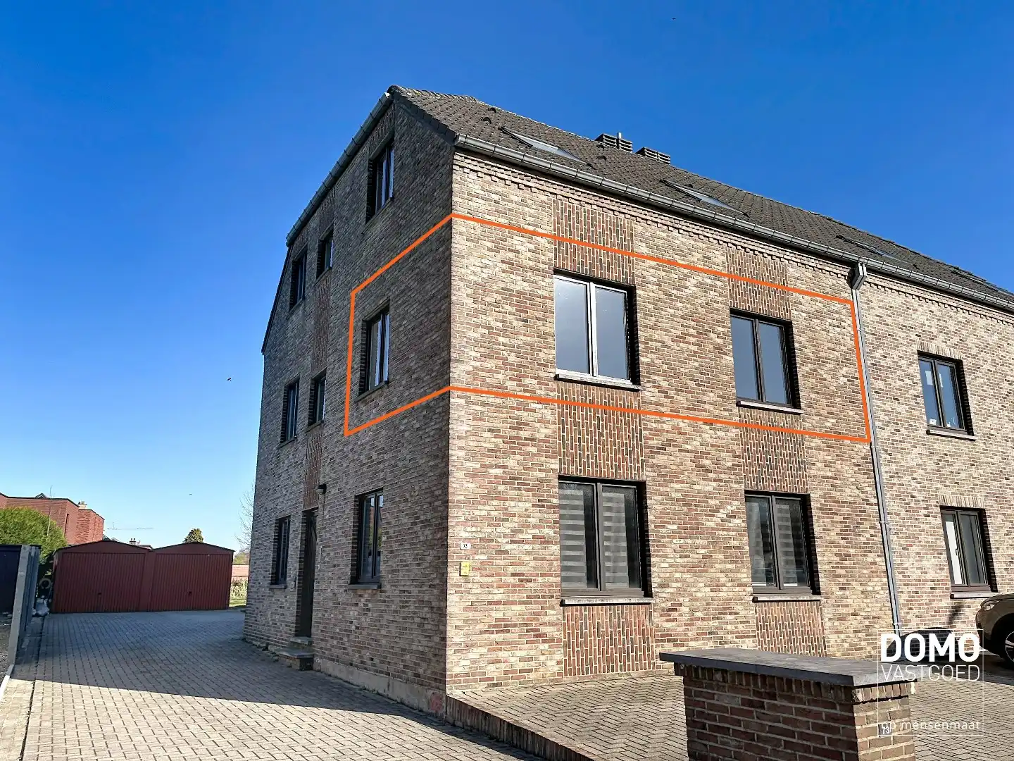 LICHTRIJK APPARTEMENT MET 2 SLAAPKAMERS EN GARAGEBOX foto {{pictureIndex}}