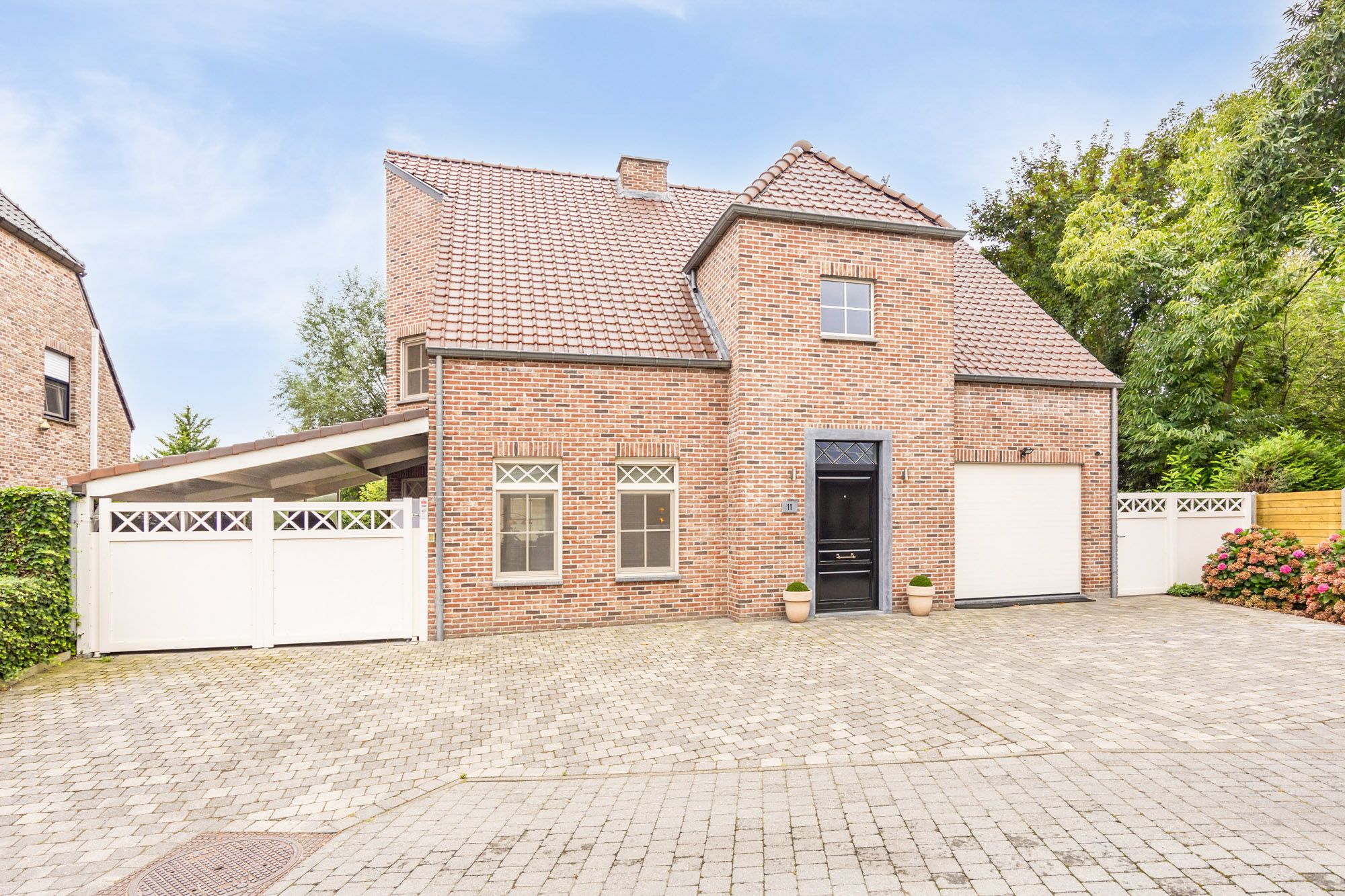 IDEALIS VASTGOED – CHARMANTE, PERFECT ONDERHOUDEN EN INSTAPKLARE GEZINSWONING OP EEN RUSTIG PERCEEL VAN 5A 18CA MET DUBBELE WOONKAMER, 4 KNAPPE SLAAPKAMERS, 2 BADKAMERS, PRACHTIG OPEN KEUKEN EN GARAGE! foto 5