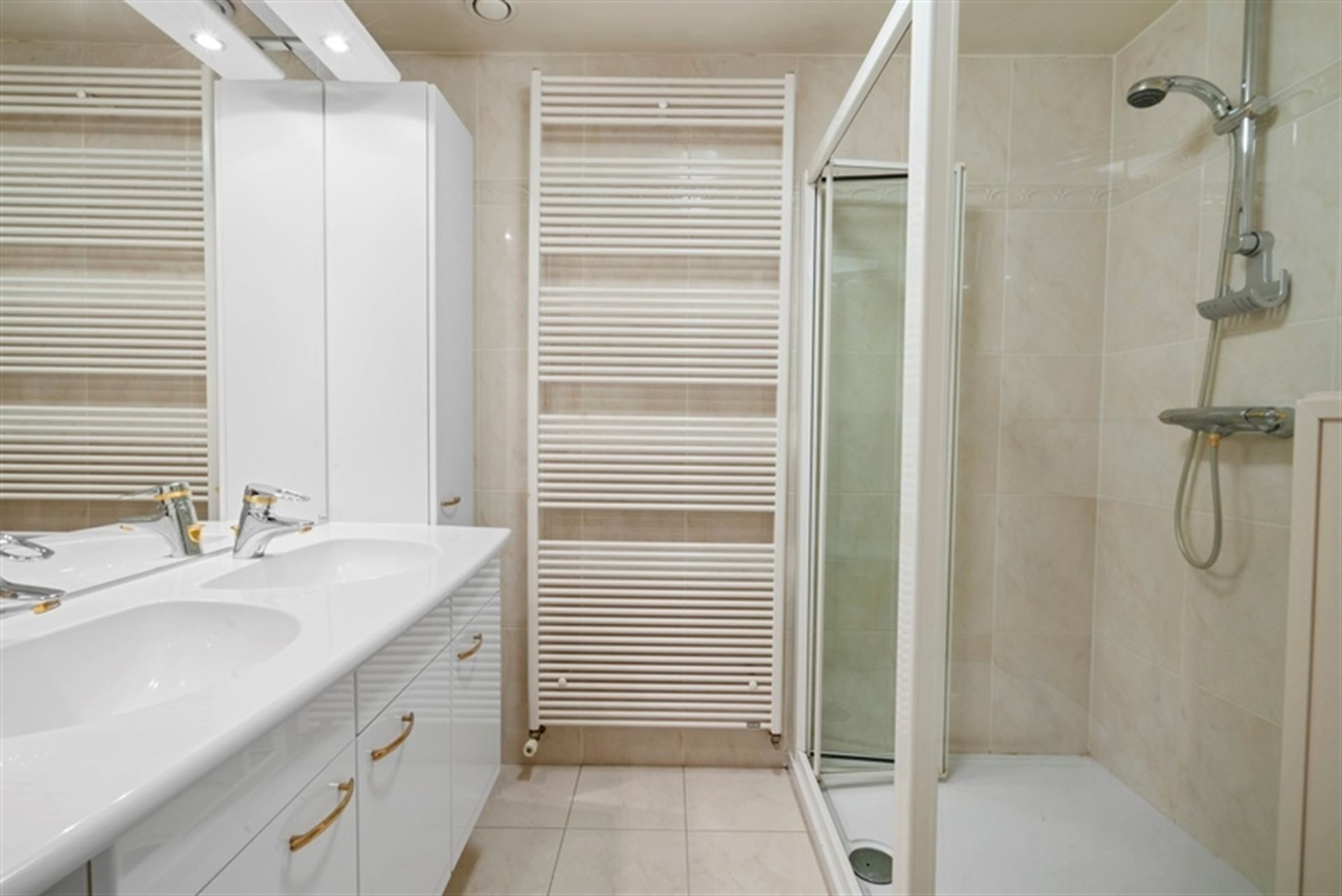 VERZORGD GEMEUBELD APPARTEMENT foto 7