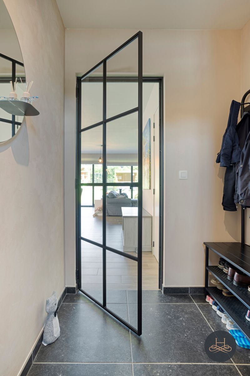 Recente moderne halfopen woning met zicht op groen foto 3