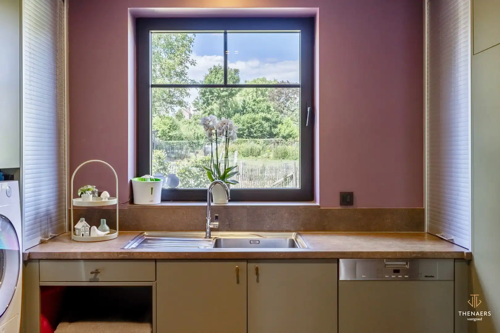 Exclusieve en bijzonder energiezuinige woning met 332 m² woonoppervlakte, vier autostaanplaatsen en verwarmd zwembad. foto 20