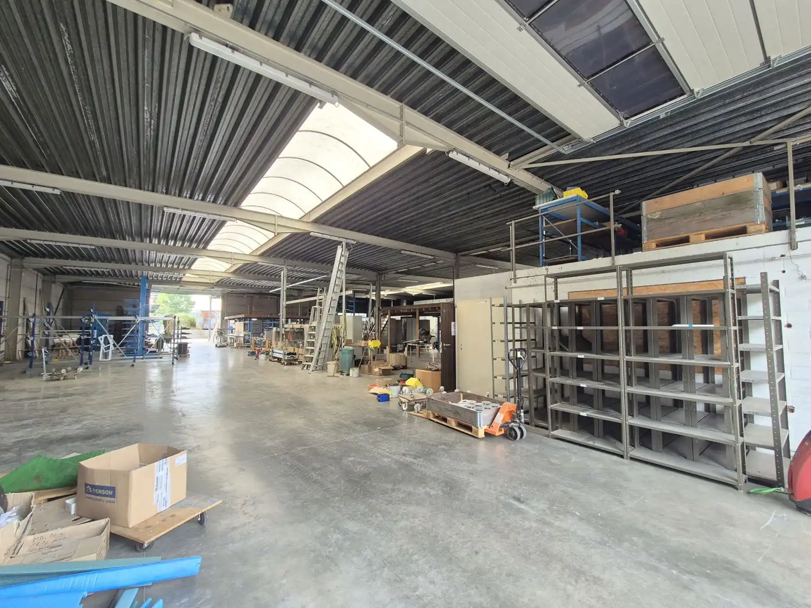 Opslag/werkplaats van 1000 m² met bijkomende kantoorruimte foto 3