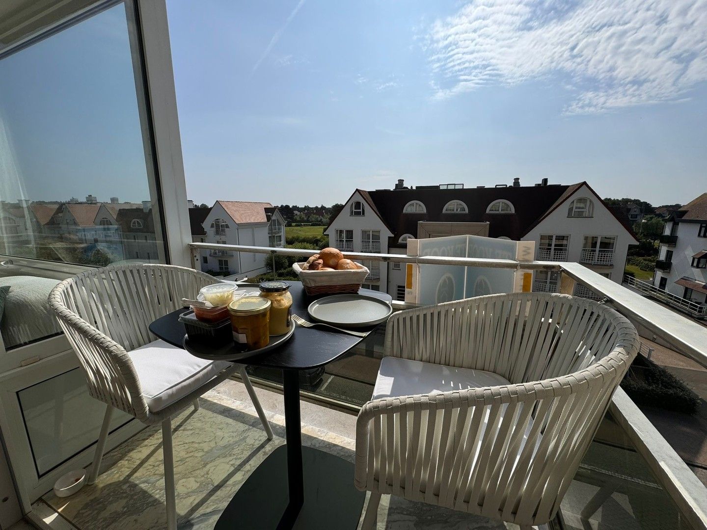 Prachtig gerenoveerd appartement met mooie zichten op een toplocatie vlakbij de winkels en het strand. foto 5