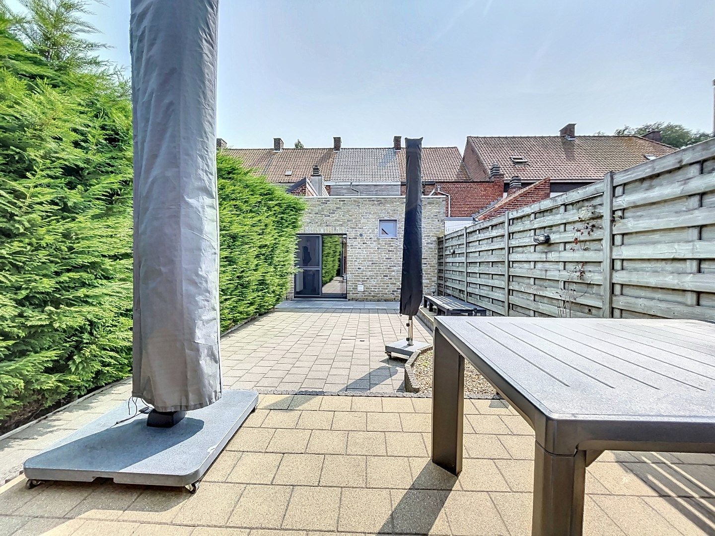 Gezellige tussenwoning met 3 slaapkamers, omheinde tuin/terras en achterliggende garage met uitweg foto 7