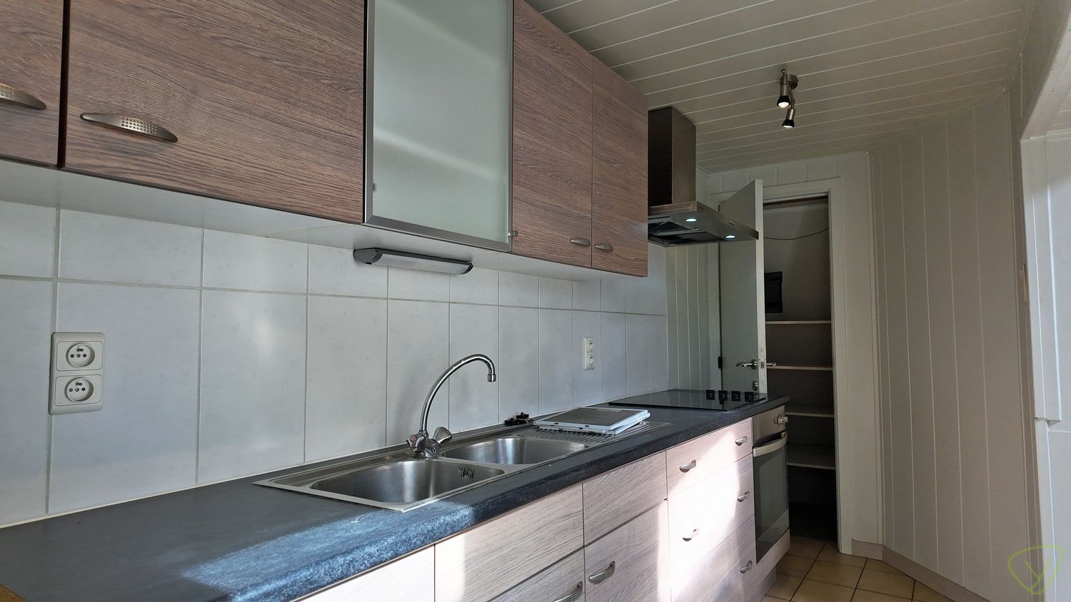 Gezellige stadswoning te huur met ruime garage en parking! foto 8