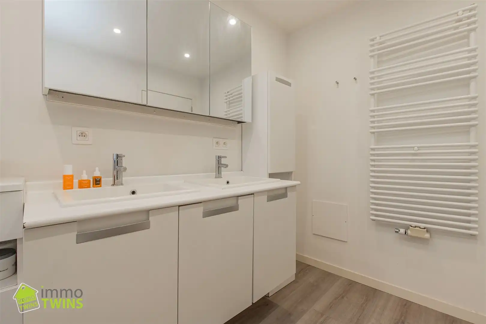 In een rustige maar toch centraal gelegen straat ontdekken we deze volledig instapklare, verrassend ruime en bijzonder energiezuinige woning foto 13