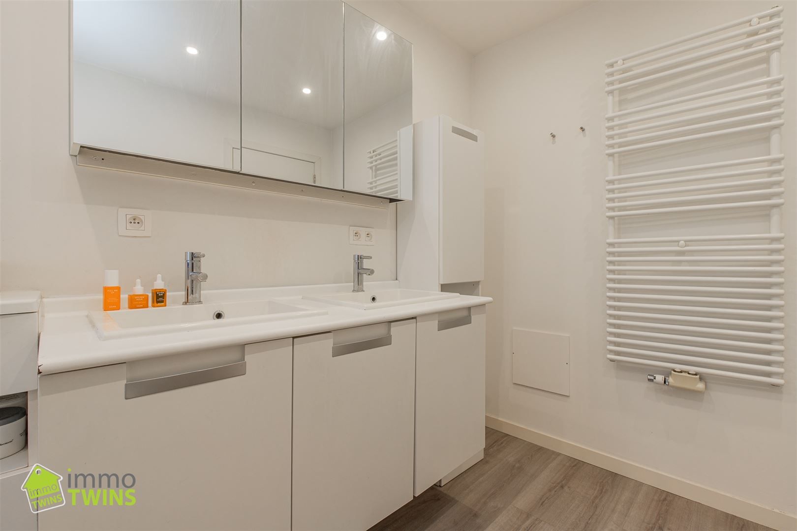 In een rustige maar toch centraal gelegen straat ontdekken we deze volledig instapklare, verrassend ruime en bijzonder energiezuinige woning foto 13