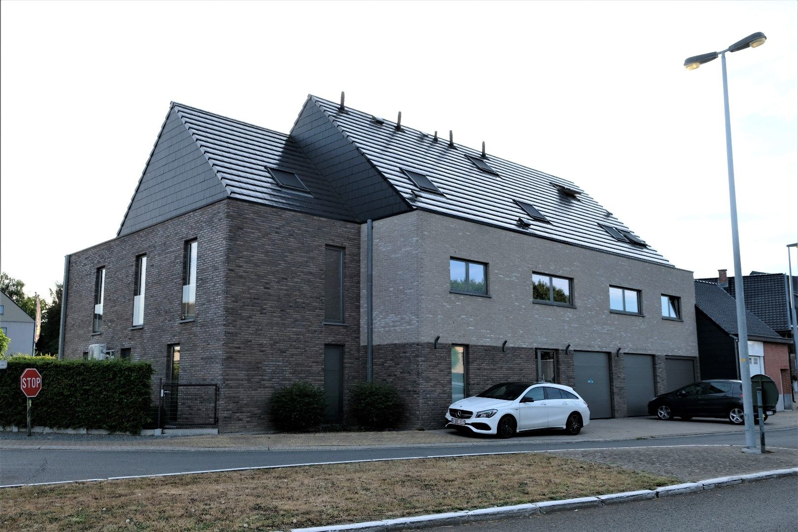Mooi afgewerkt, ruim duplex-appartement (3 slks) met groot terras te Lierde foto 1