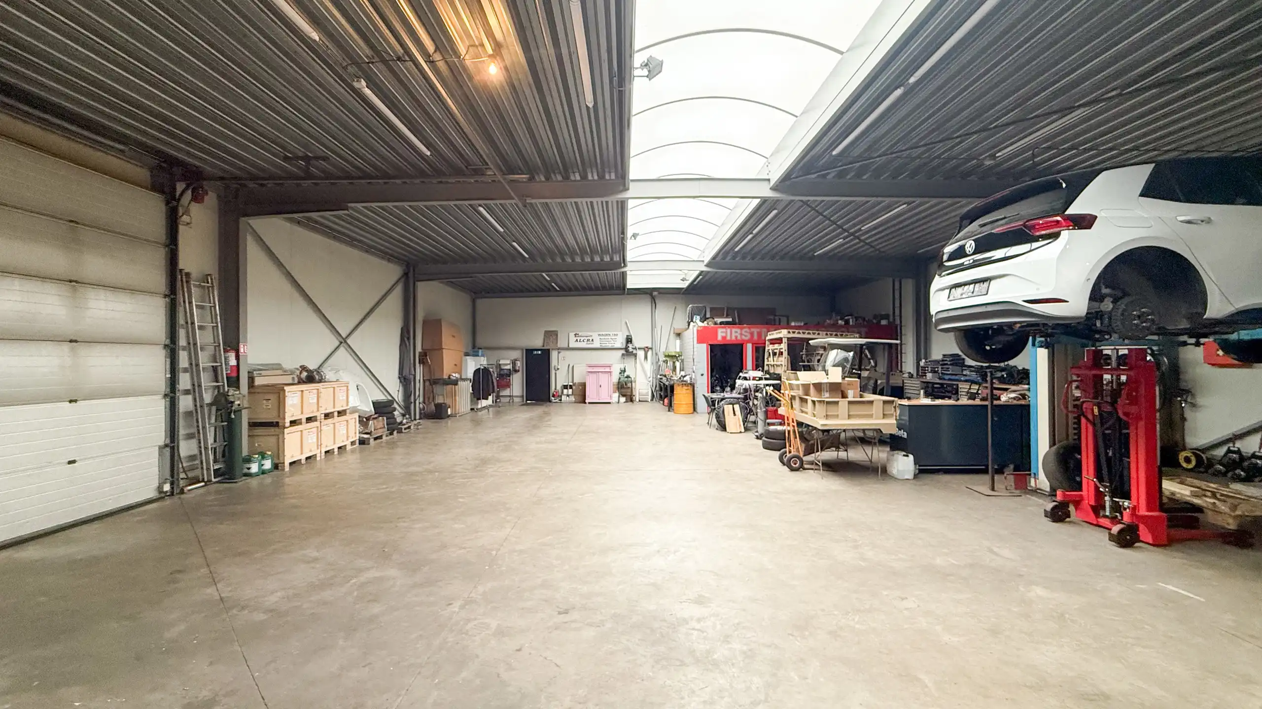 Gelijkvloerse woning met ruim magazijn en zwembad! foto 47